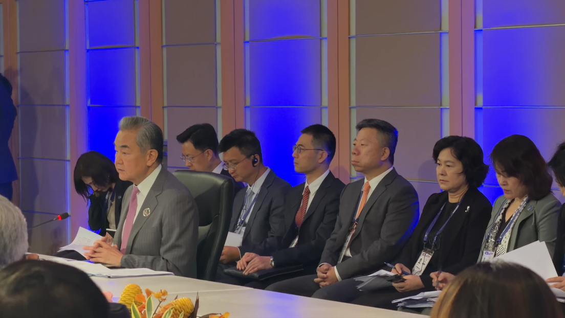 RT独家｜中国外长王毅出席中国—东盟外长会 副外长华春莹等陪同
