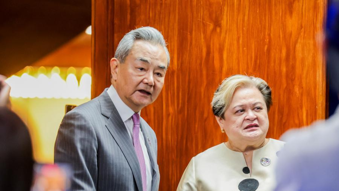 王毅一句话化解中菲外长会紧张气氛